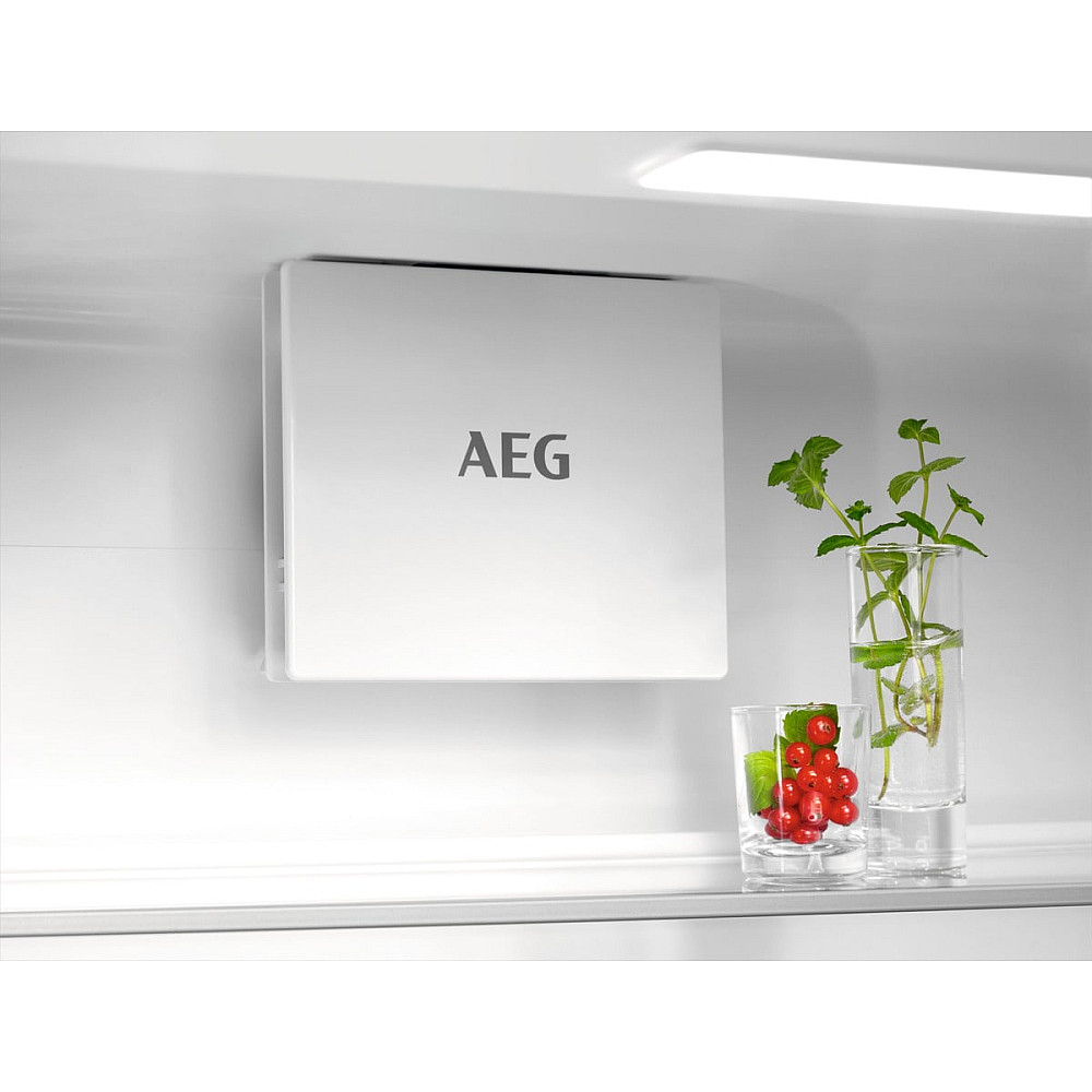 Integrerad Kyl & Frys AEG TSC7G181ES med TwinTech No Frost och DynamicAir Teknik
