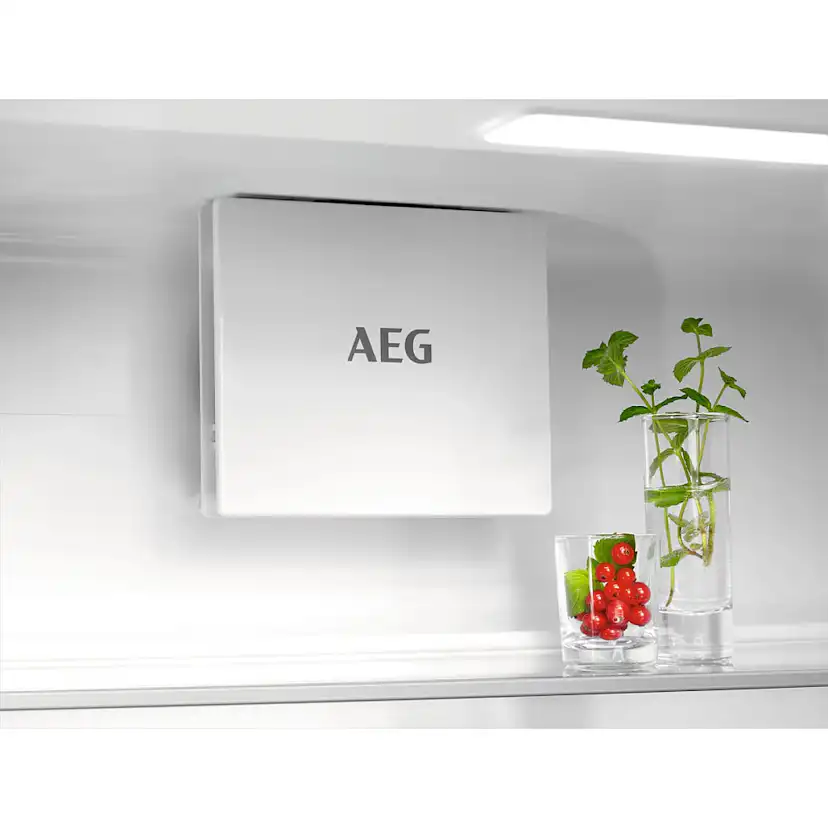 Integrerad Kyl & Frys AEG TSC7G181ES med TwinTech No Frost och DynamicAir Teknik