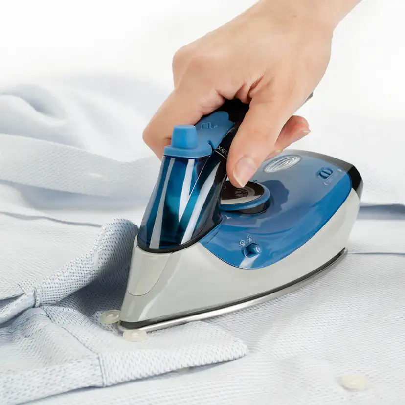 Rese Strykjärn BLACK+DECKER 1000W med Hopfällbart Handtag