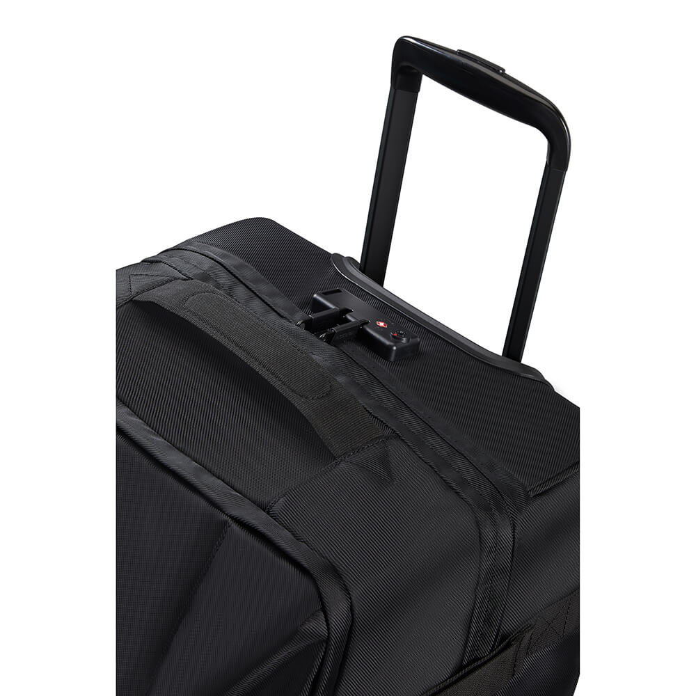 Duffelväska American Tourister Urban Track Duffle/WH Medium