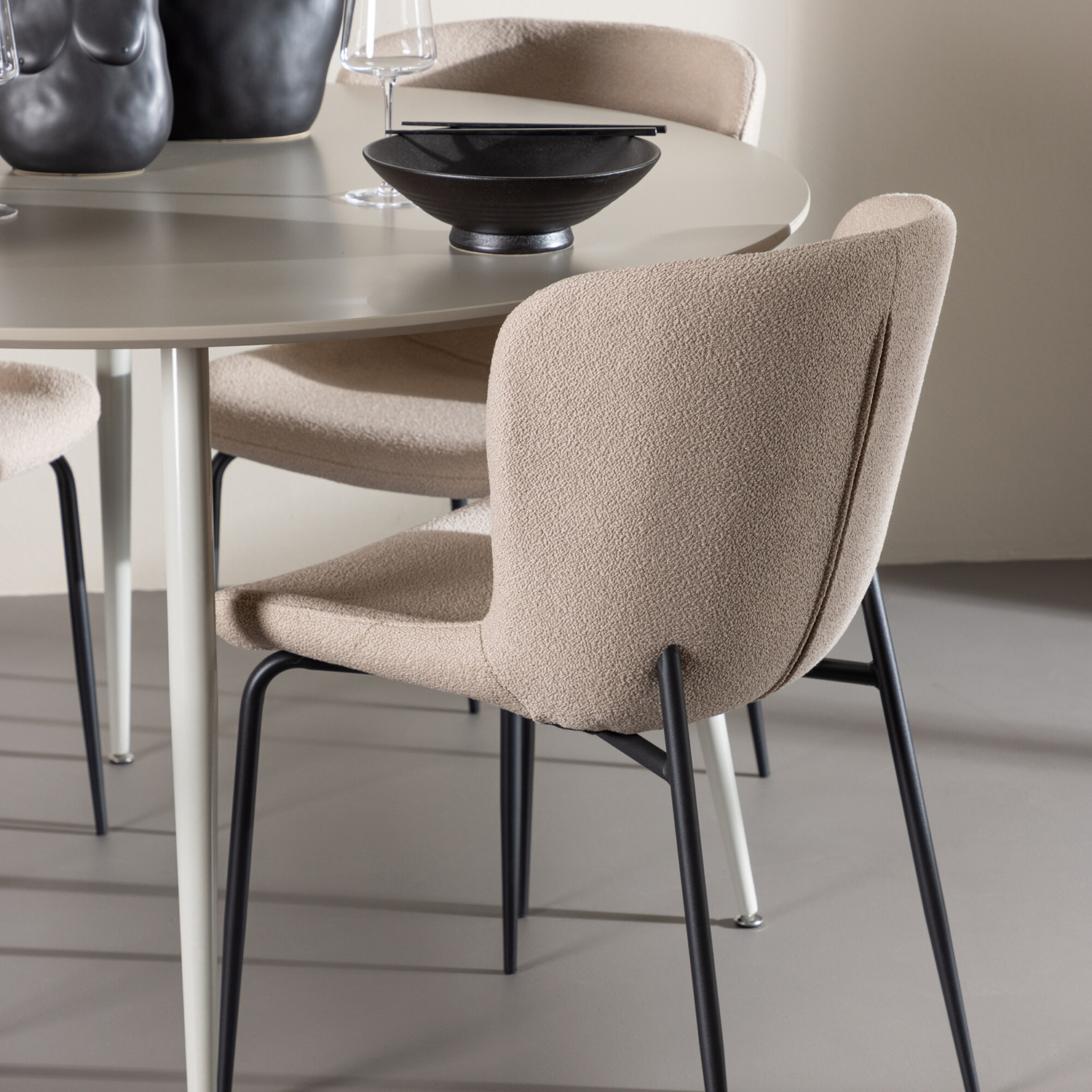 Matgrupp Venture Home Plaza Ø120 med 4 st Modesto Stolar