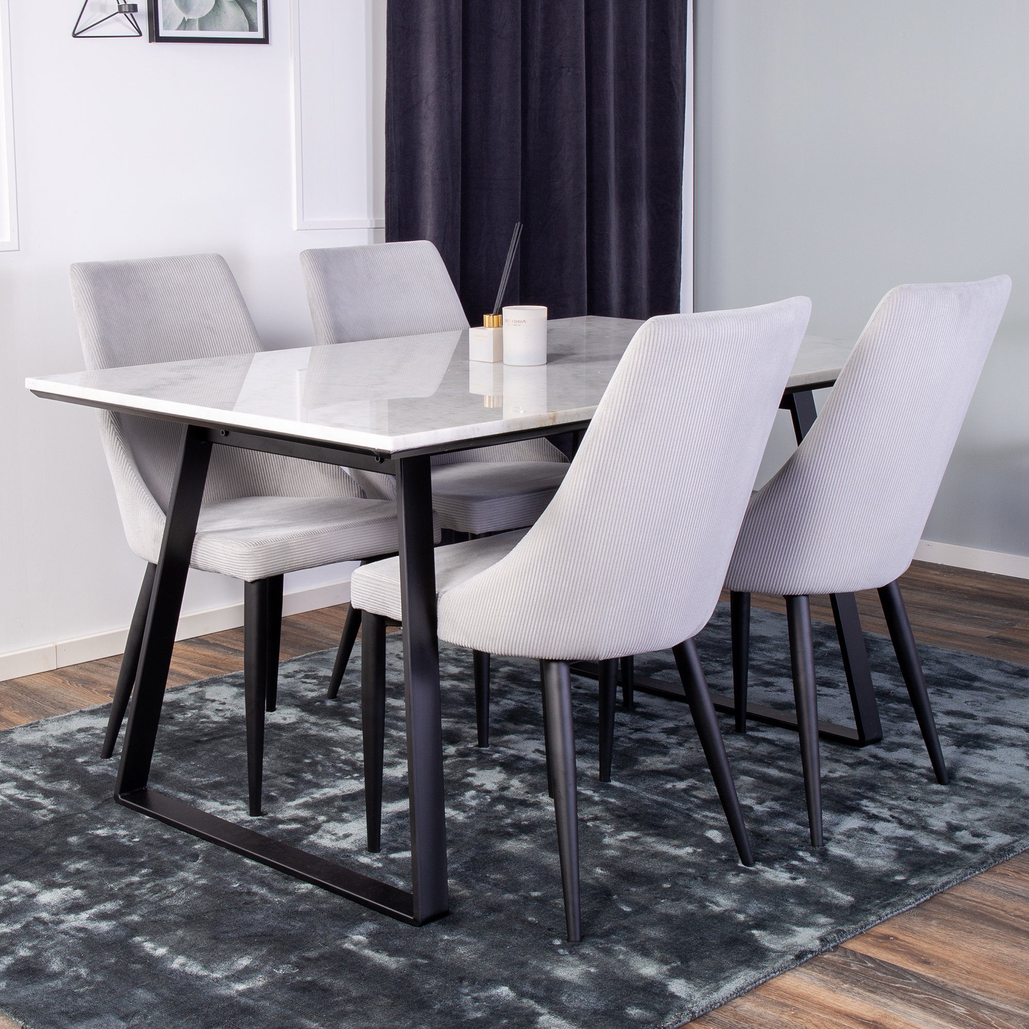 Matgrupp Venture Home Estelle Fyrkantigt Matbord i Marmor 140 cm & 4 Laura Stolar