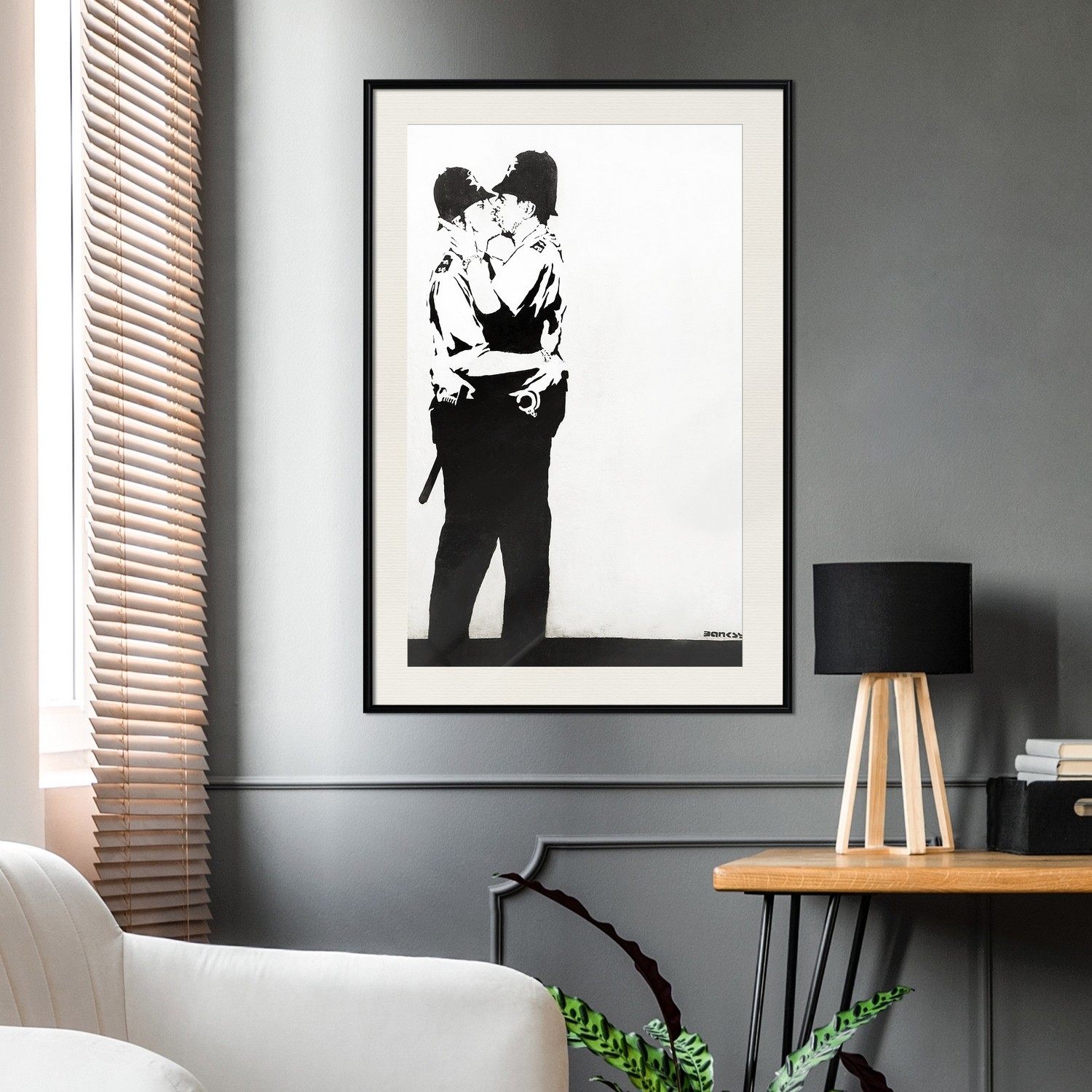 Affisch - Policemen Kissing [Poster] 40x60 Svart ram med passepartout, 40x60 cm