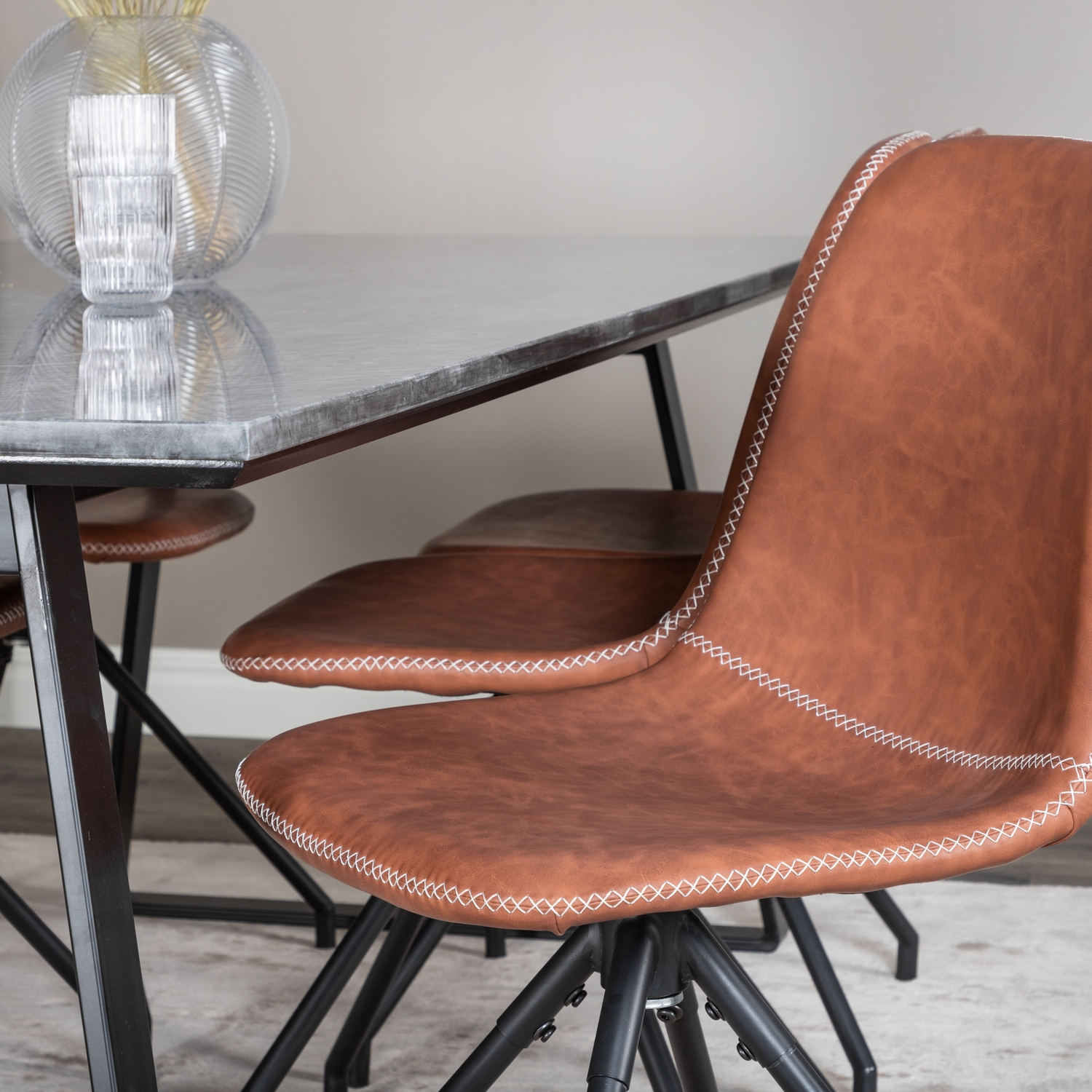 Matgrupp Venture Home Estelle med 6 Pobbie Stolar Konstläder