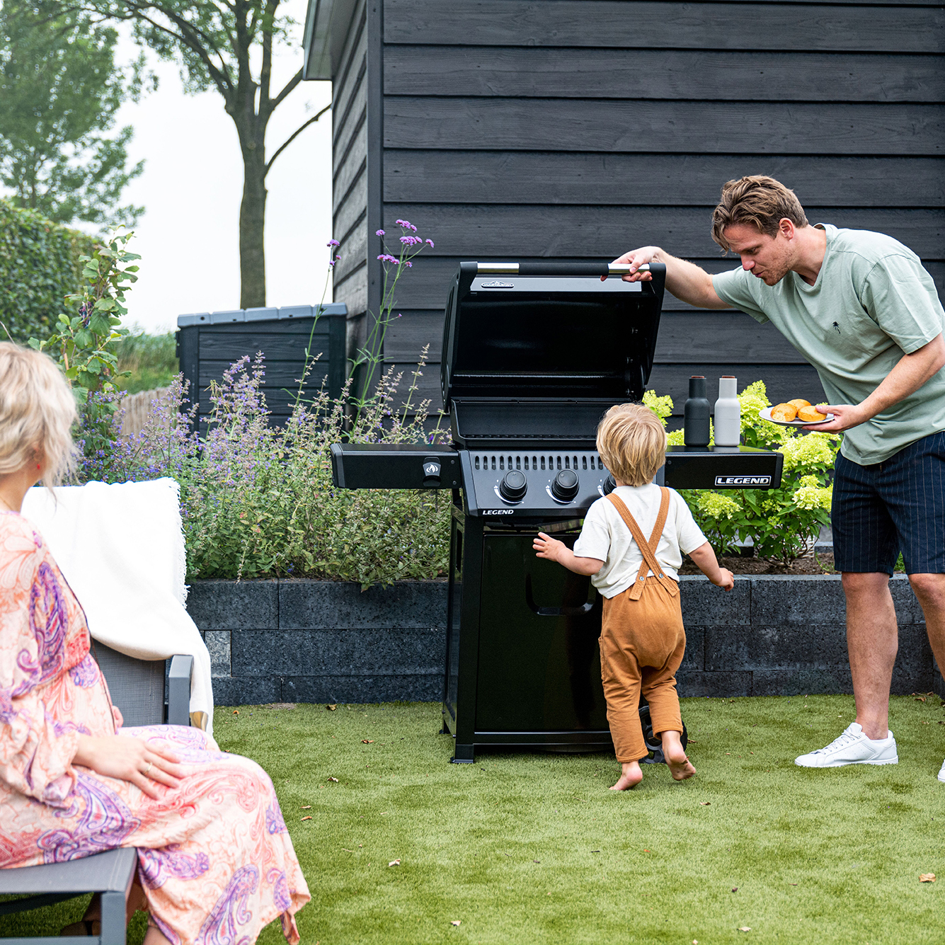 Gasolgrill Napoleon Legend 365 med Grillöverdrag och Grillborste