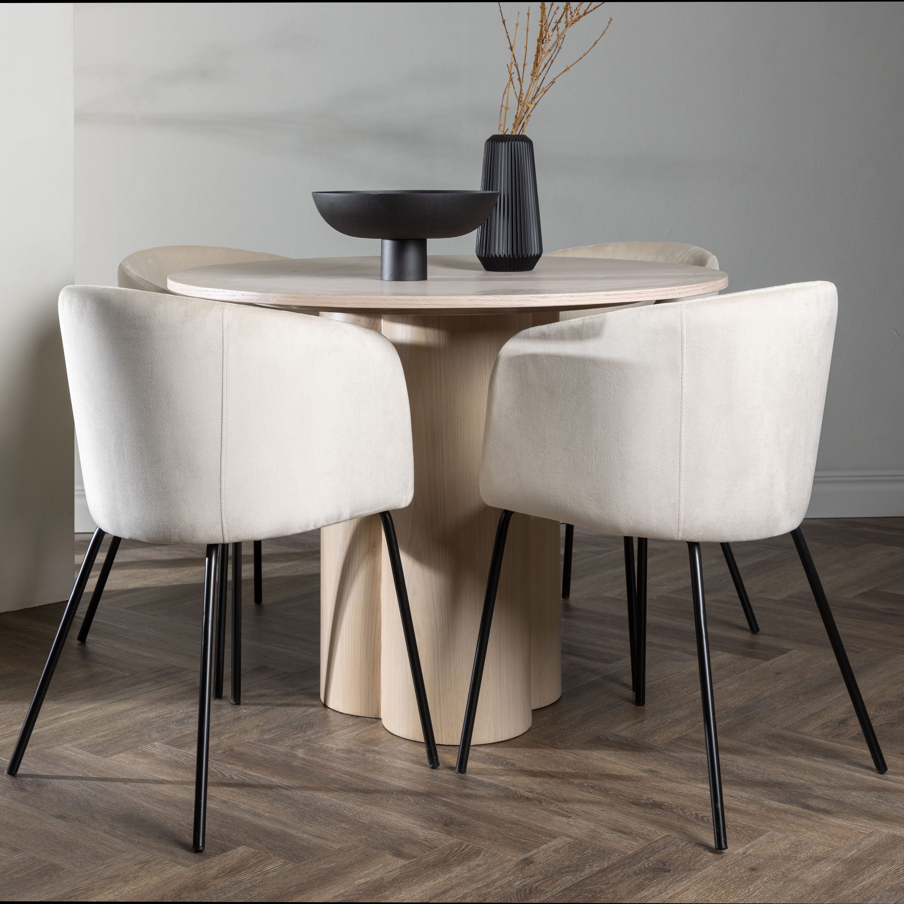 Matgrupp Venture Home Olivia med 4 Berit Sammet Stolar