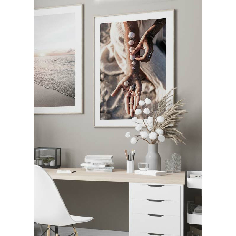 Poster Gallerix Sea Shells On Arm