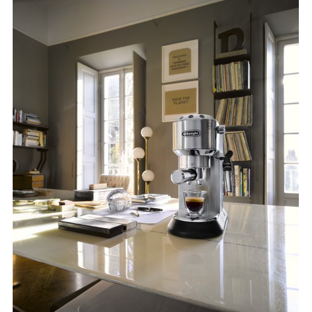 Espressomaskin DeLonghi EC685.M Dedica
