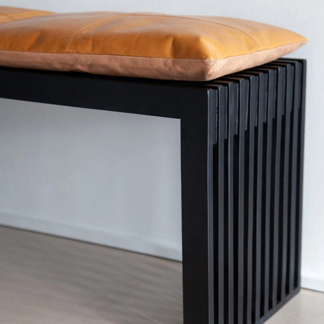 Bänk Cinas Rib Mahogny med Skinndyna