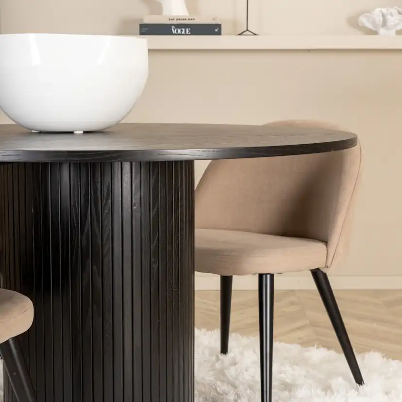 Matgrupp Venture Home med Runt Bianca Matbord och 4 Valentina Stitcthes Matstolar