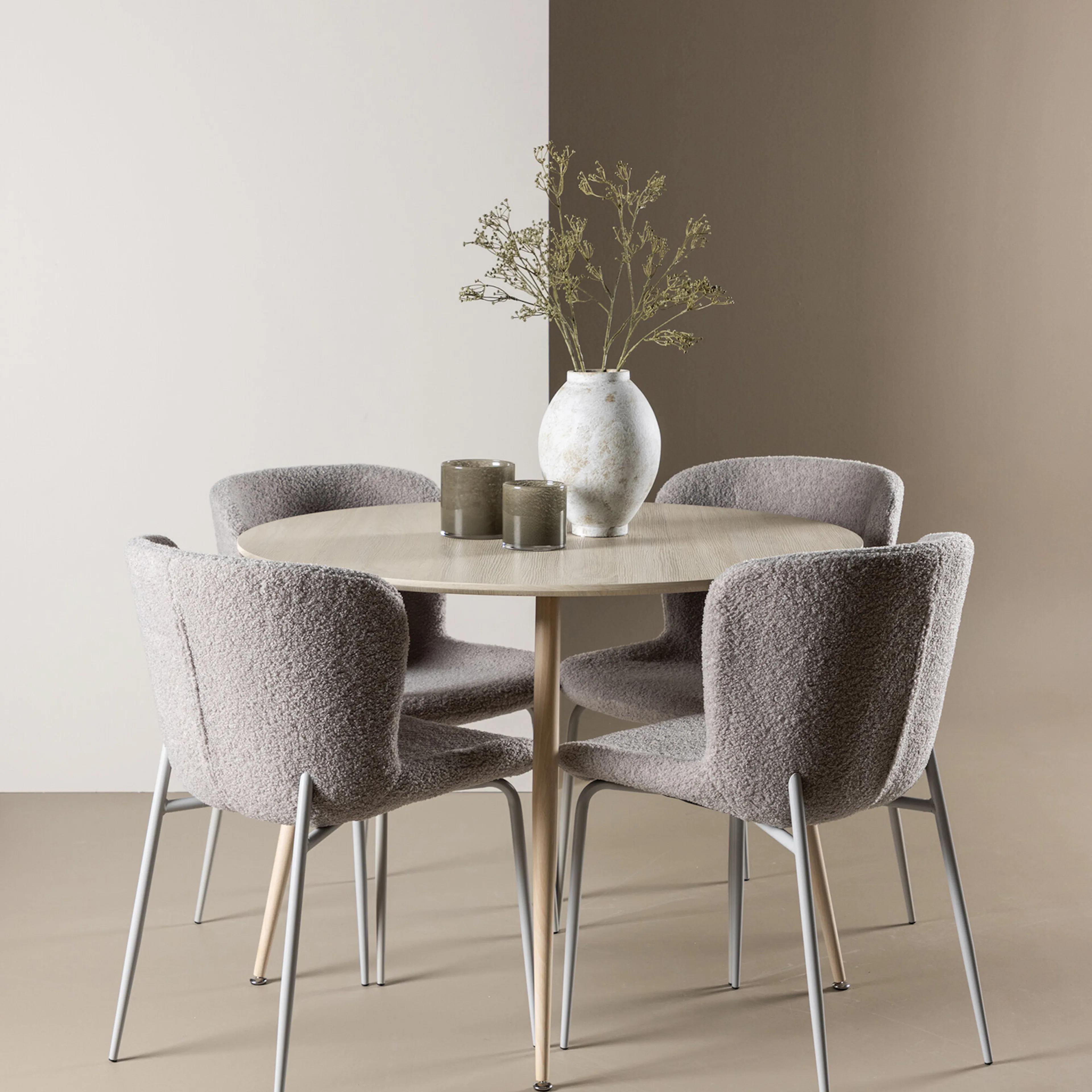 Plaza Dining Table with Modesto Dining Chair Vittvätt/Grå