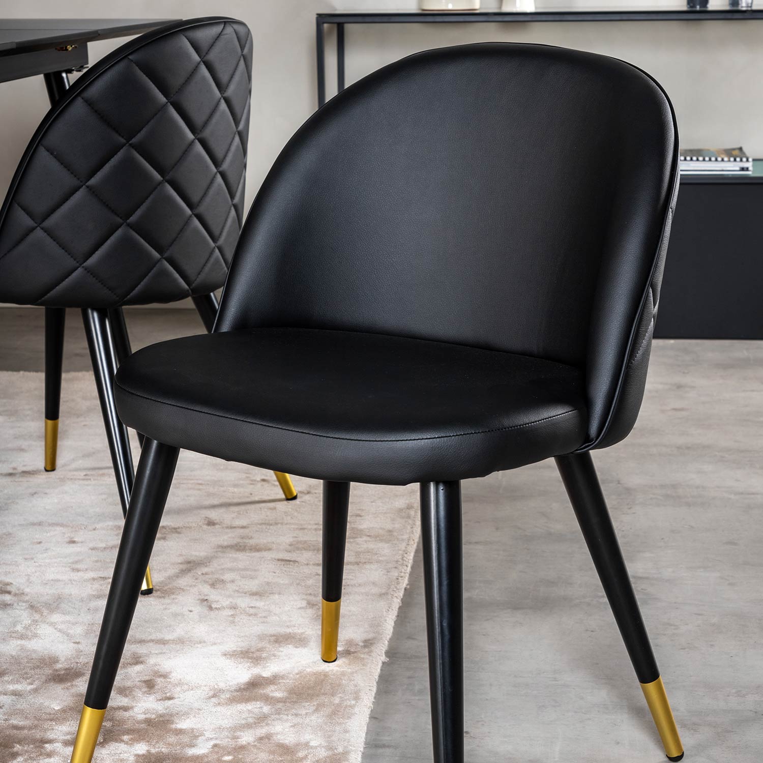 Matgrupp Venture Home Silvia med Iläggsskiva och 4 Valentina Stolar Konstläder