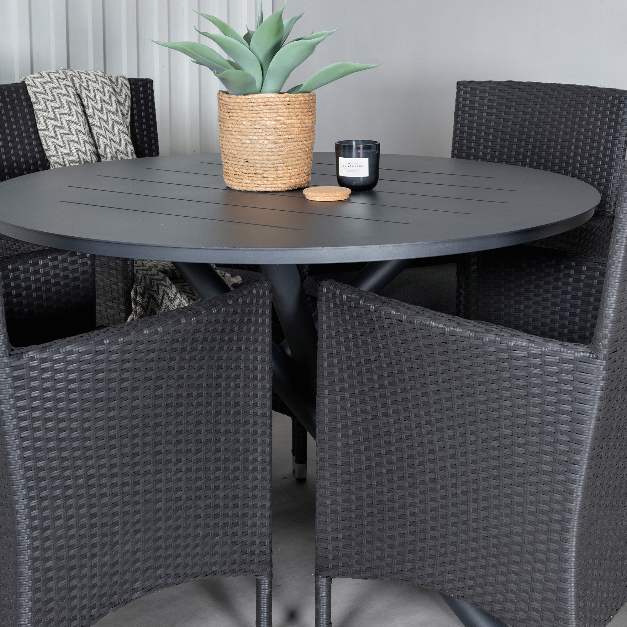 Alma Dining Table - Black Alu - ø120cm+Malin Armchair - Blac Svart