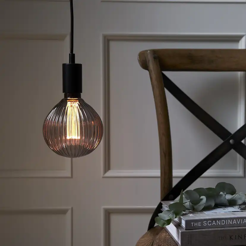 LED-lampa E27 G125 Decoled New Generation Classic Svart