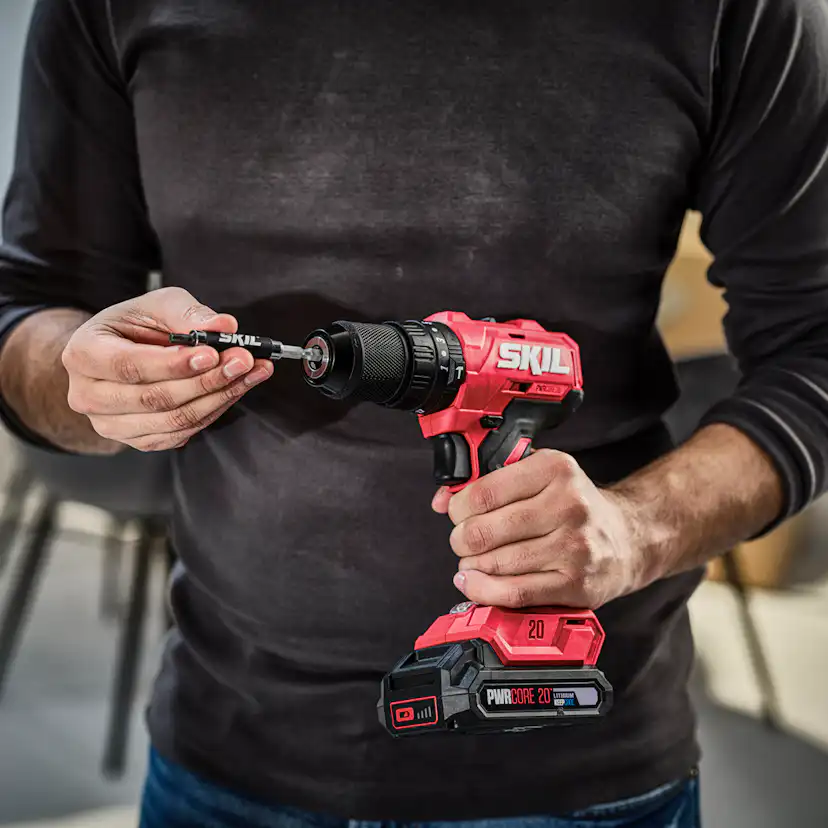 Skruvdragare SKIL 3021HC Batteridriven Kolborstfri med Slagborr och 100 Tillbehör