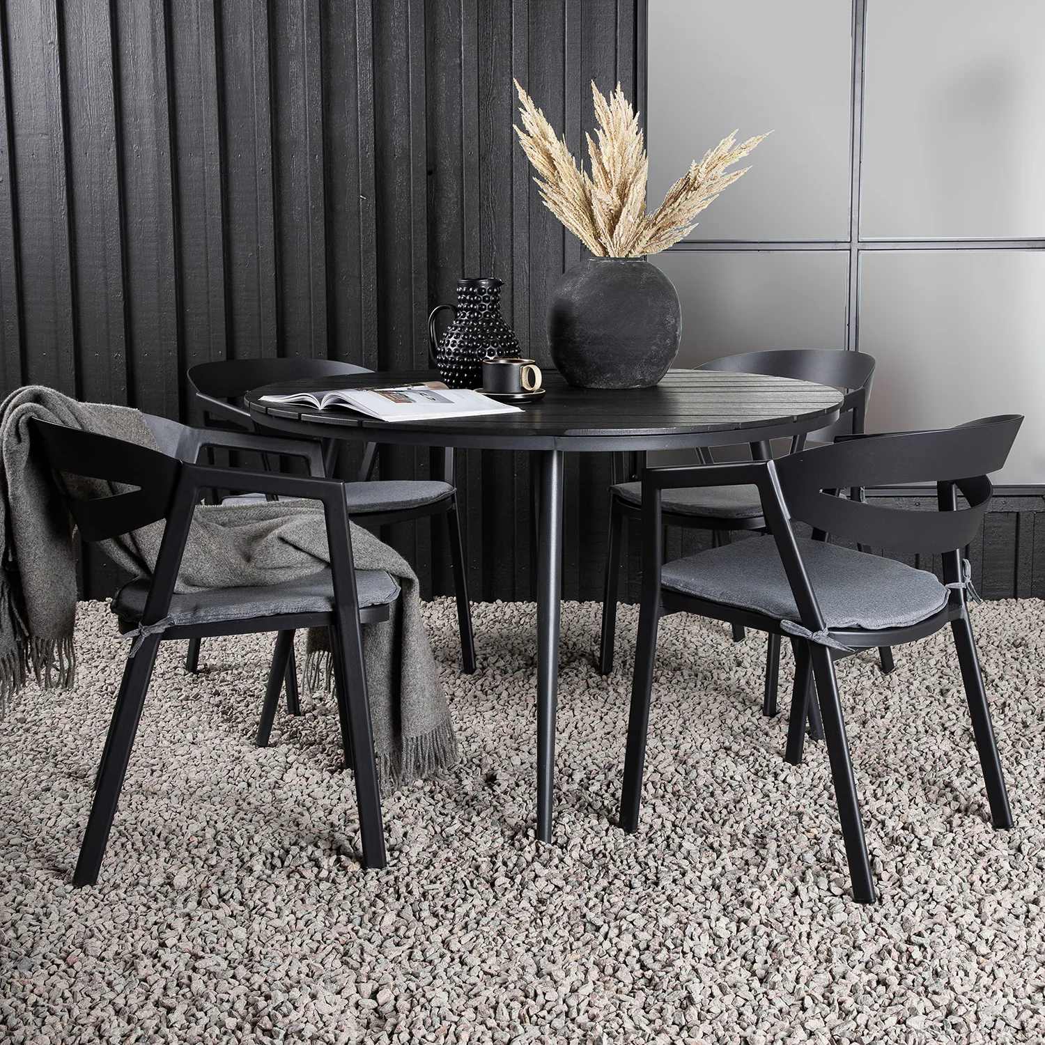 Matgrupp Venture Home Break Ø120 med 4 Slit Stapelstolar