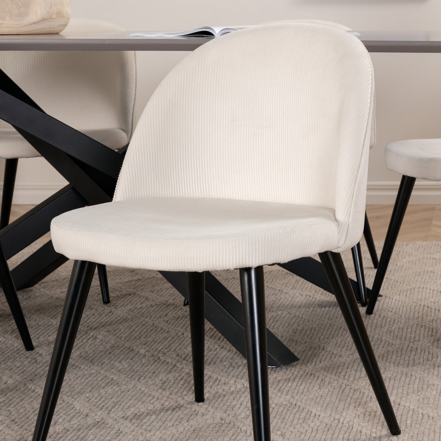 Matgrupp Venture Home med Piata Matbord och 6 Valentina Matstolar