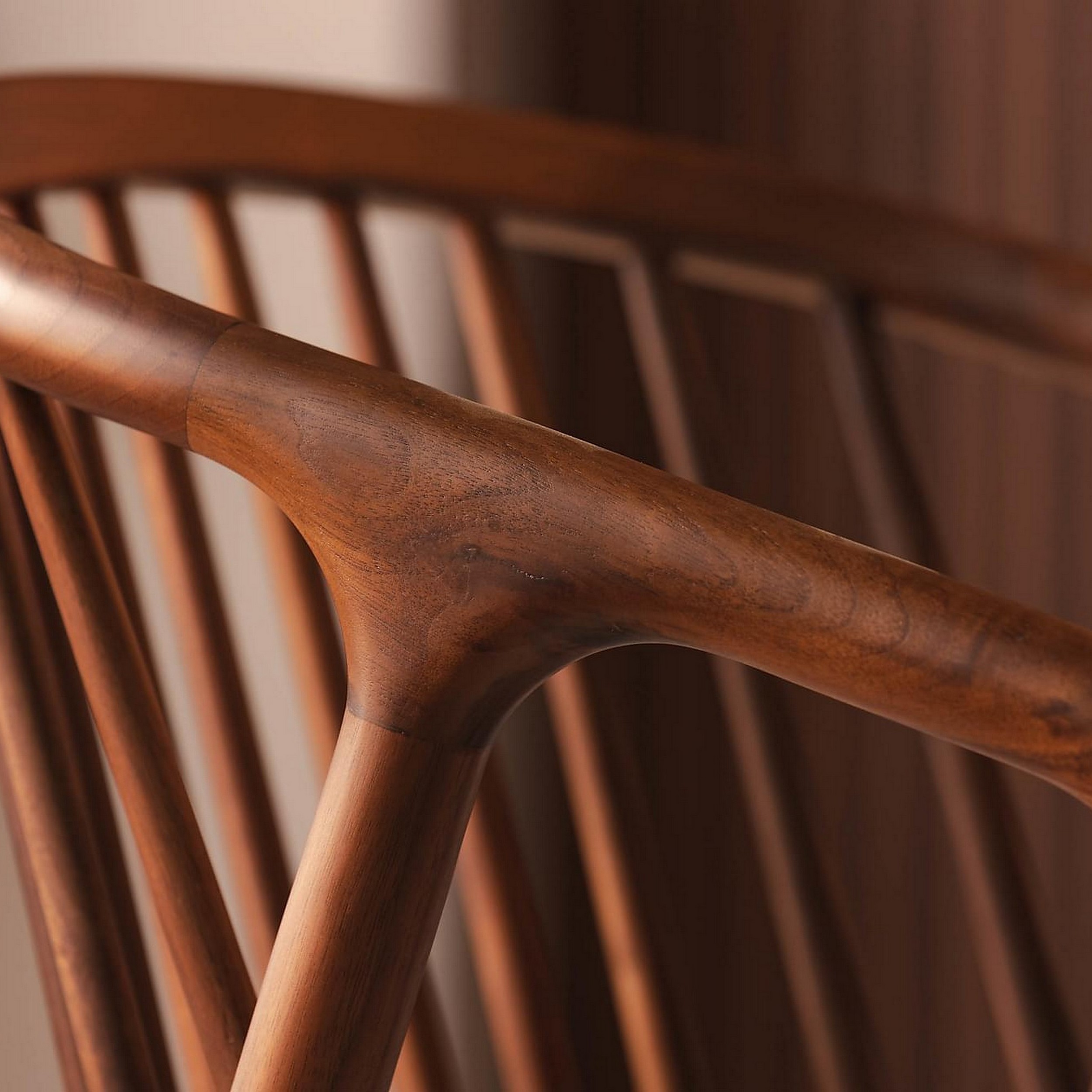 Matstol Bark Noira med Armstöd