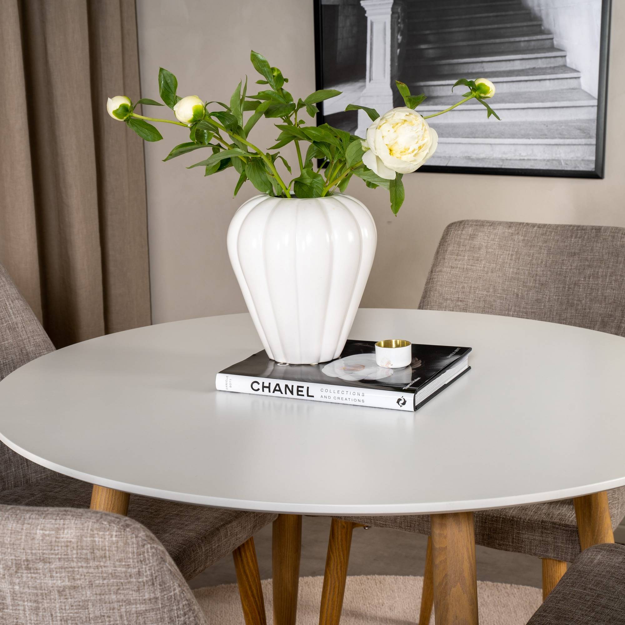 Matgrupp Basic Home Pelle Runt Matbord 100 cm med 4 Pelle Matstol