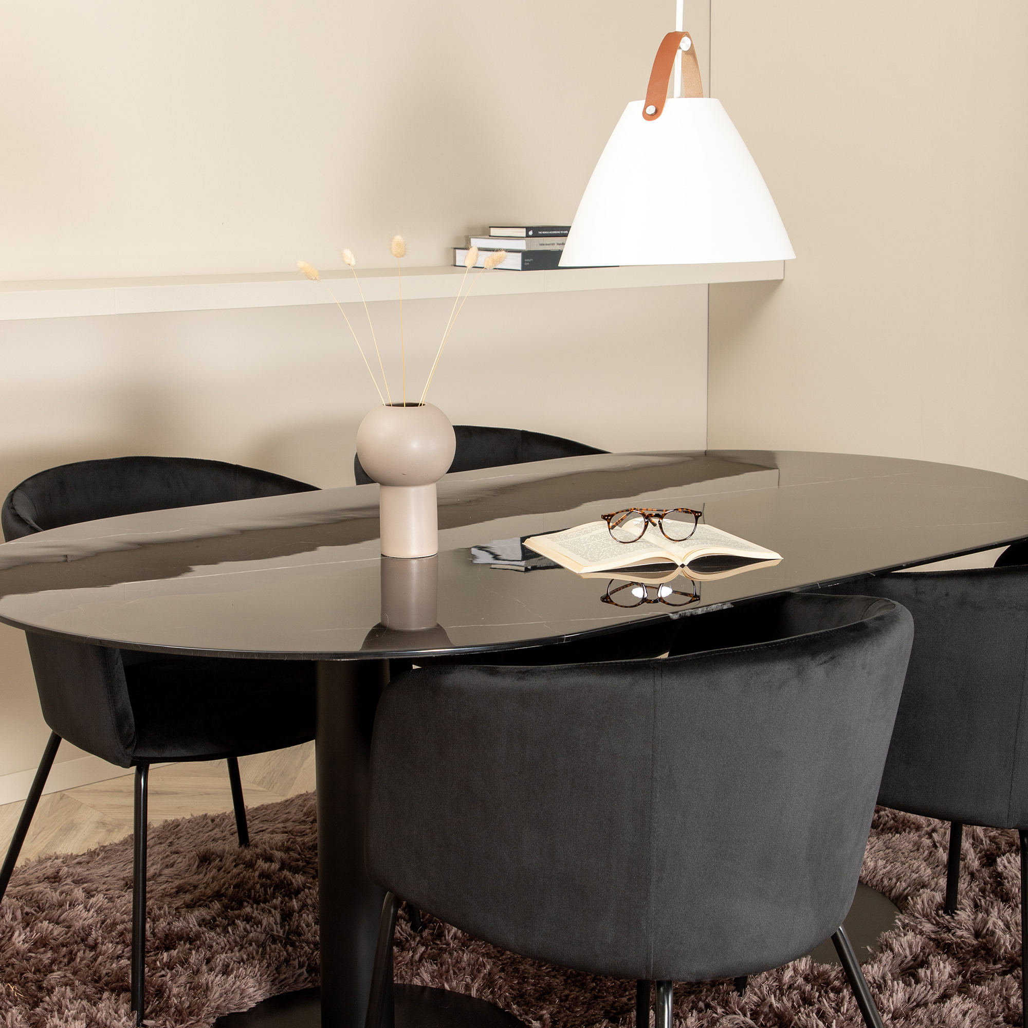 Matgrupp Venture Home Oslo med 4 Bergen Stolar Sammet