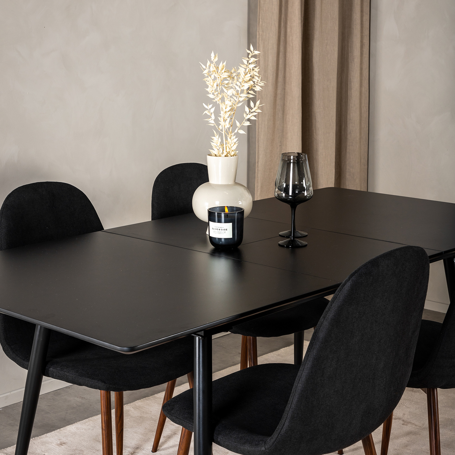 Matgrupp Venture Home Silvia med Iläggsskiva och 4 Pobbie Stolar