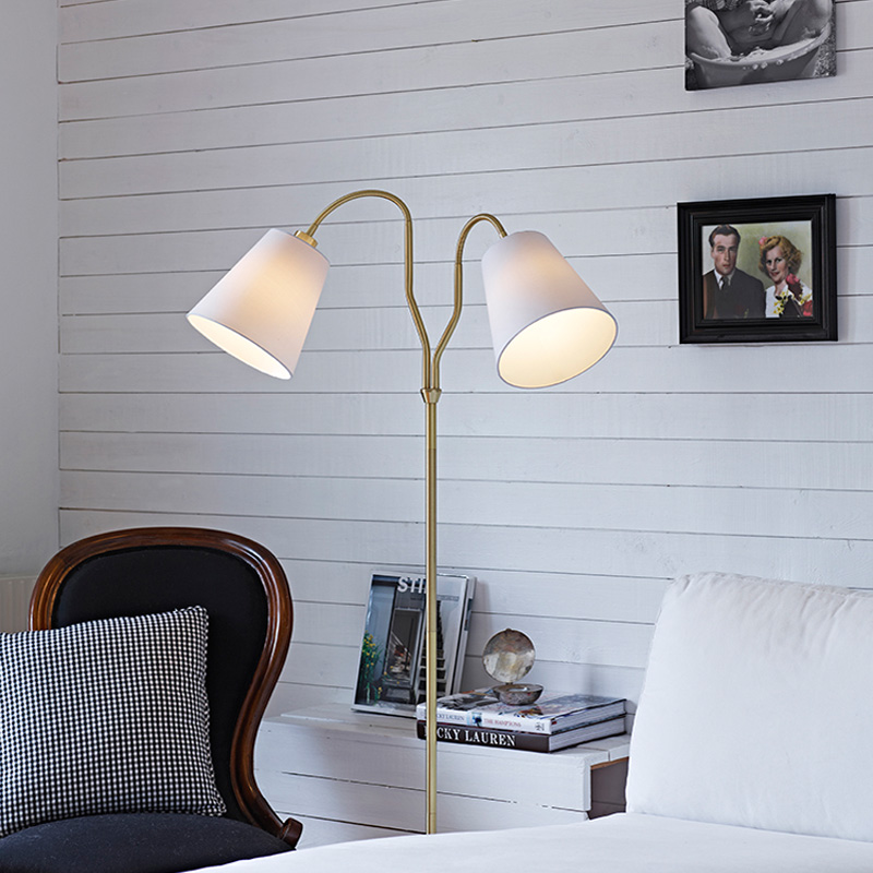 Golvlampa Markslöjd Modena i Mässing, Tvåarmad Lampa med Vit Textilskärm