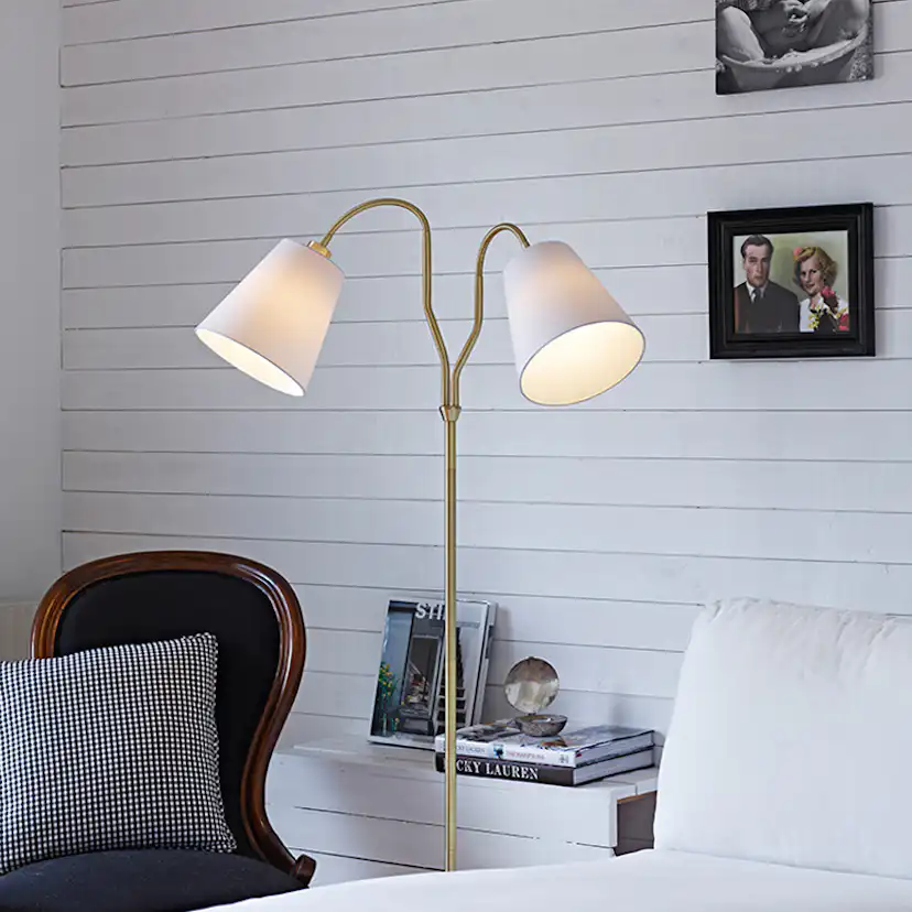 Golvlampa Markslöjd Modena i Mässing, Tvåarmad Lampa med Vit Textilskärm