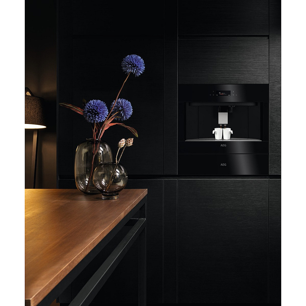 Inbyggnadsbar Kaffebryggare AEG KKB894500B med Mjölkkanna för Skum