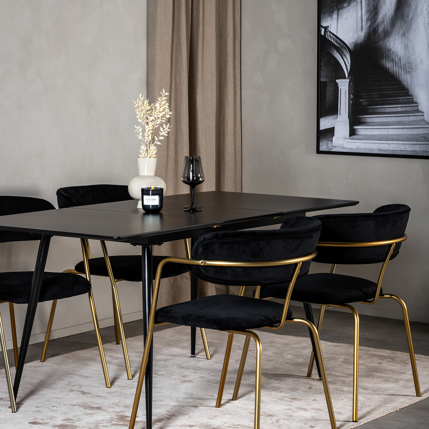 Matgrupp Venture Home Silvia med Iläggsskiva och 4 Aris Karmstolar