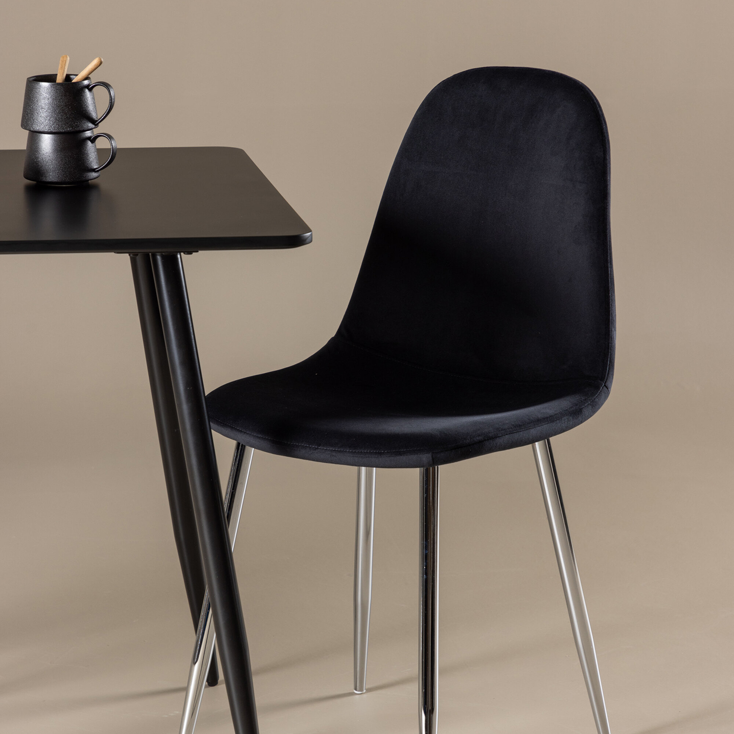 Polar Dining Table with Polar Dining Chair Färg: Svart/Svart, Ben: Stål