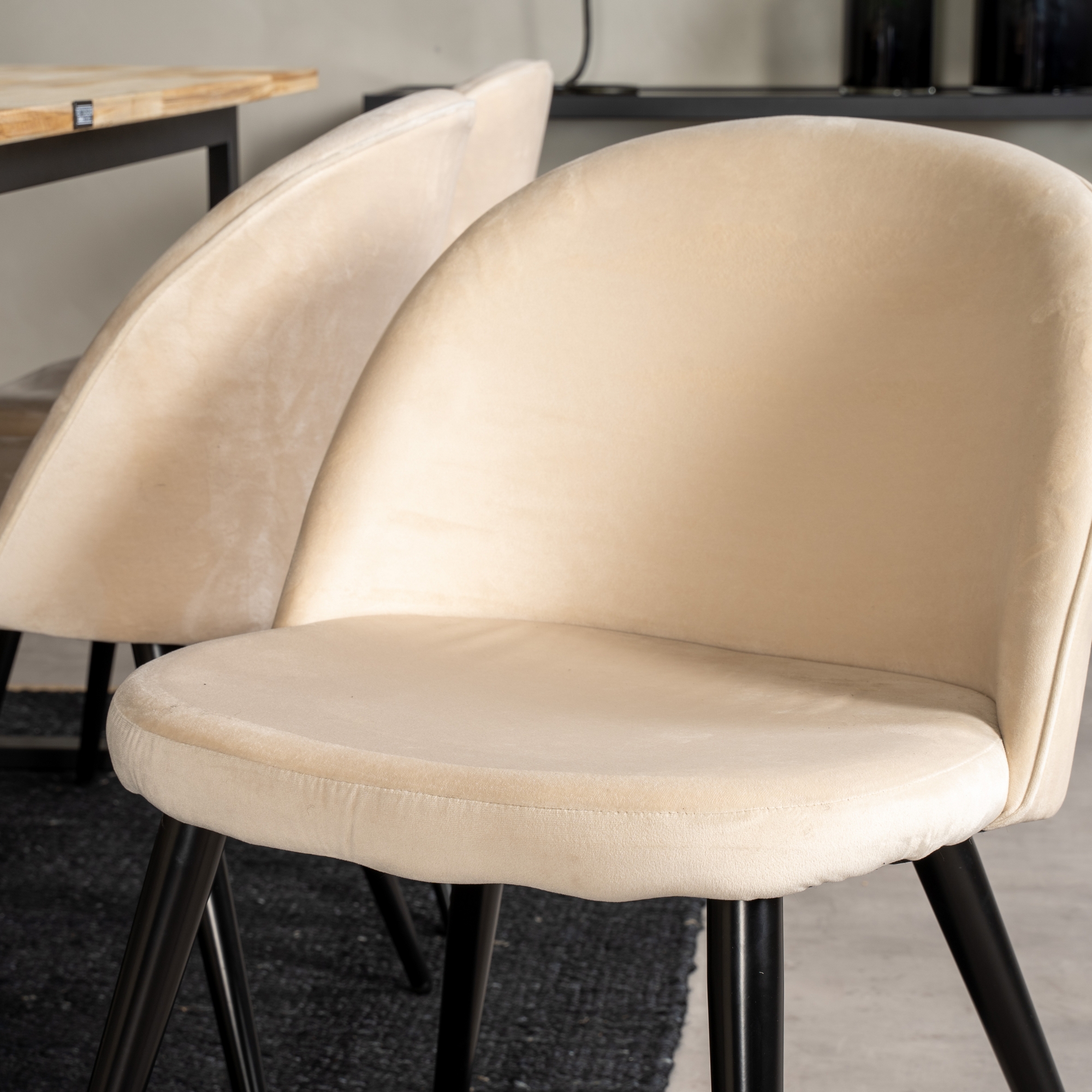 Matgrupp Venture Home Cirebon med 6 Velvet Stolar