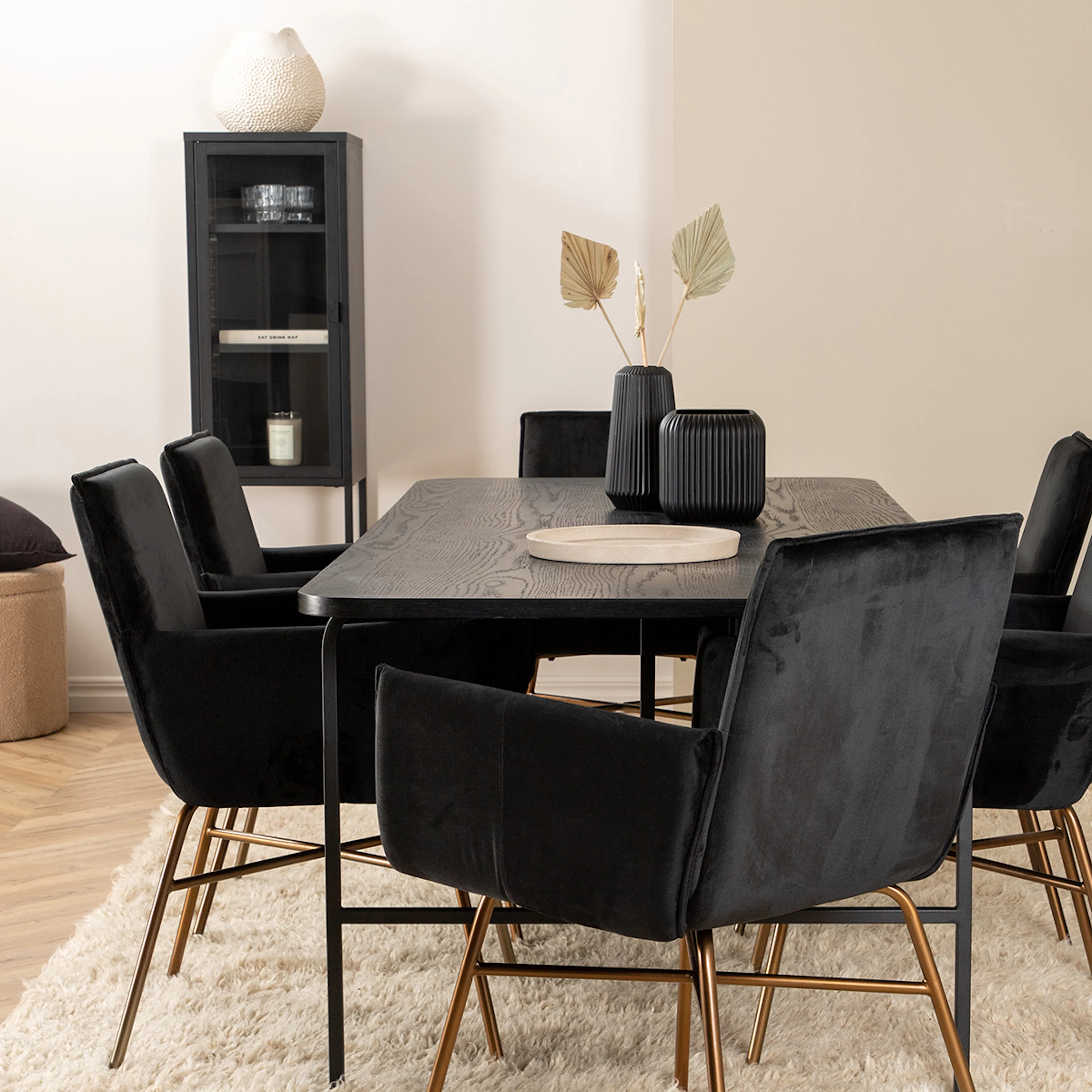Uno Dining Table  - Black / Black Veneer+Pippi Chair - Distr Färg Svart