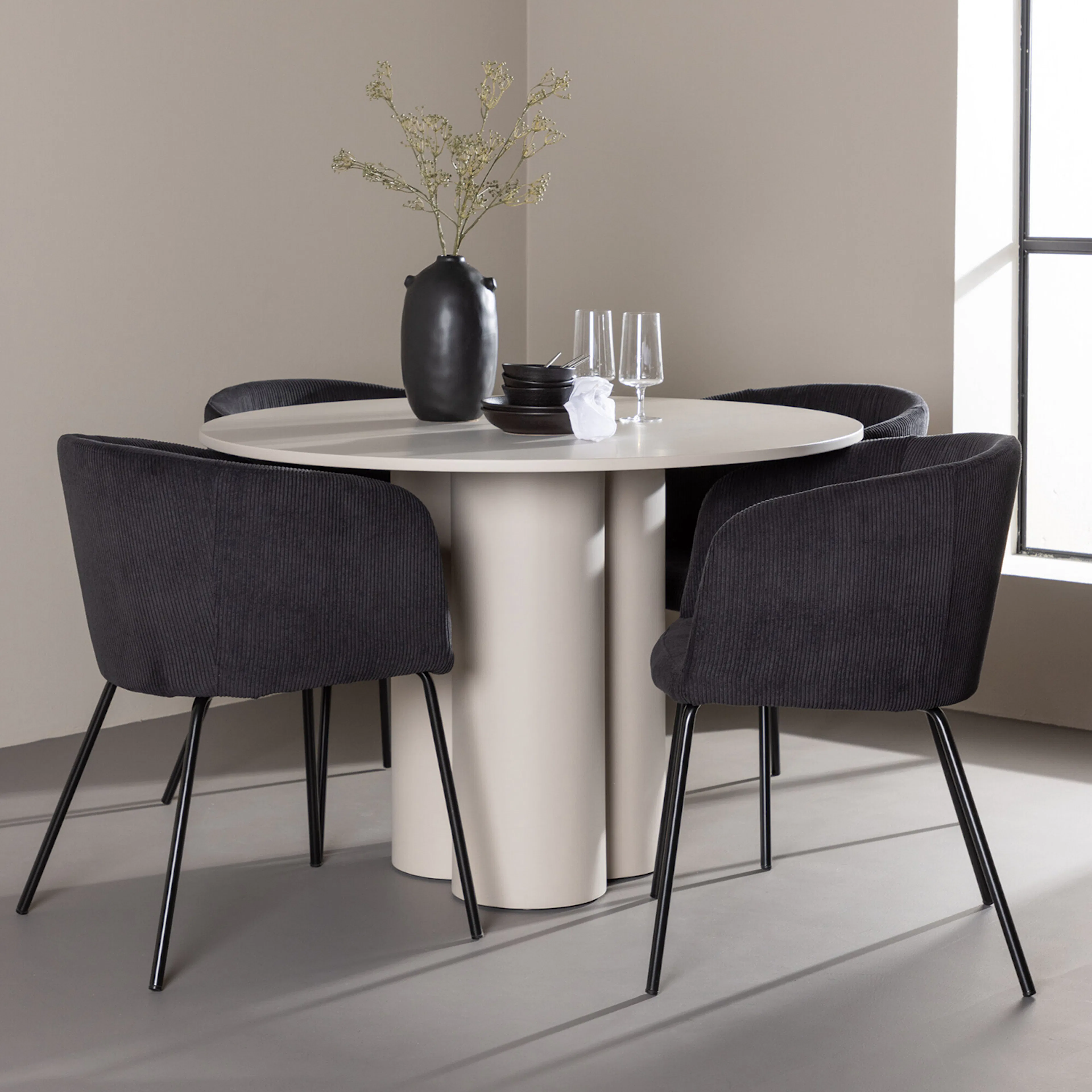 Olivia Dining Table with Berit Dining Chair Beige/Svart