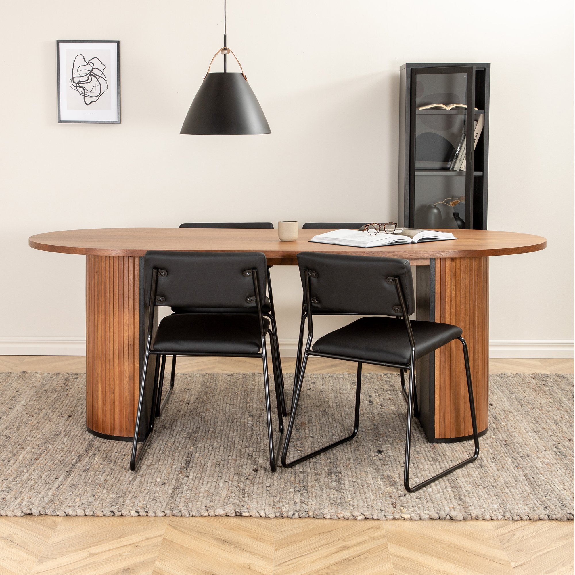 Matgrupp Venture Home Bianca Valnöt med 4 Kungshamn Stolar Konstläder