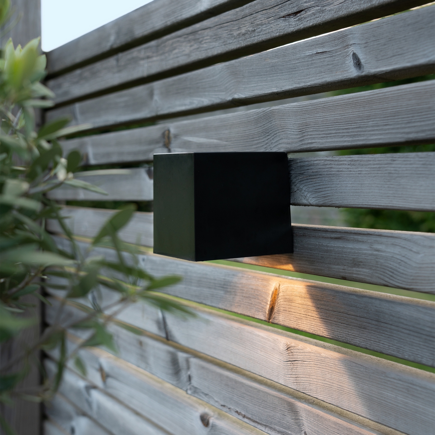 Solcells-vägglykta Star Trading Wally Cube Twilight