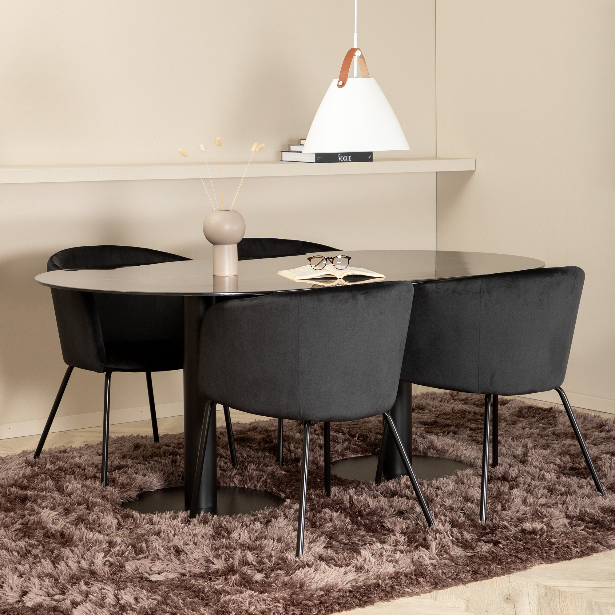 Matgrupp Venture Home Oslo med 4 Bergen Stolar Sammet