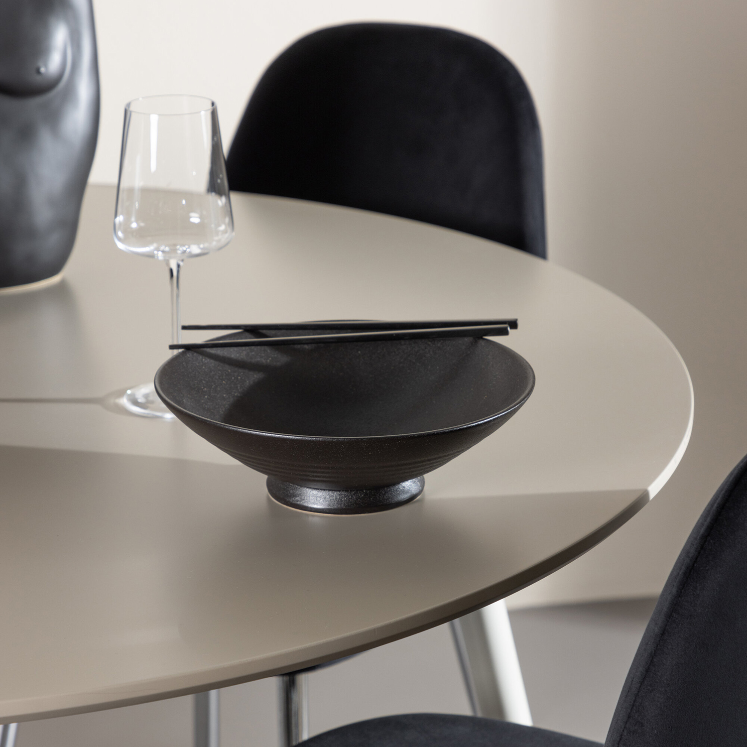 Plaza Dining Table with Polar Dining Chair Färg: Beige/Svart, Ben: Stål