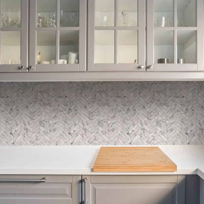 Tapet Contour Marble Chevron Tile Vit