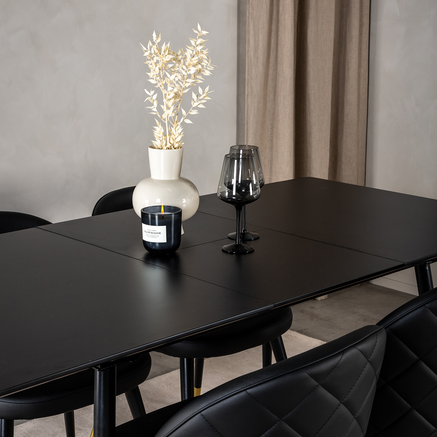 Matgrupp Venture Home Silvia med Iläggsskiva och 4 Valentina Stolar Konstläder