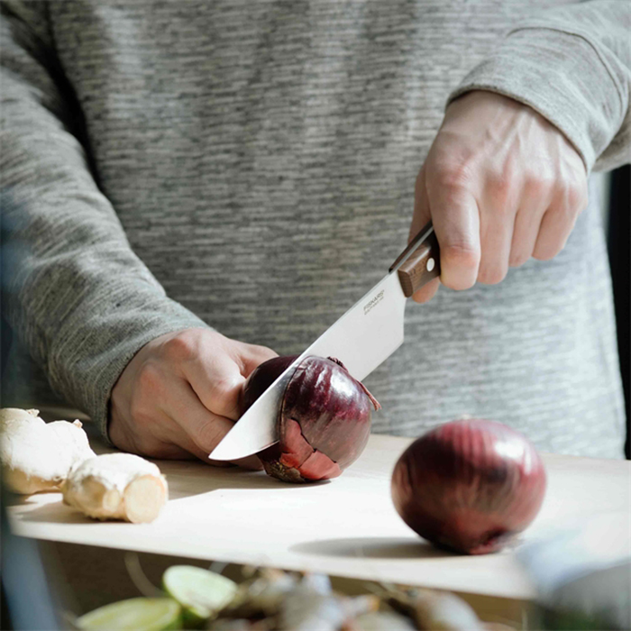 Fiskars Kockkniv Norr – 20 cm Allroundkniv med Trähandtag & Precision