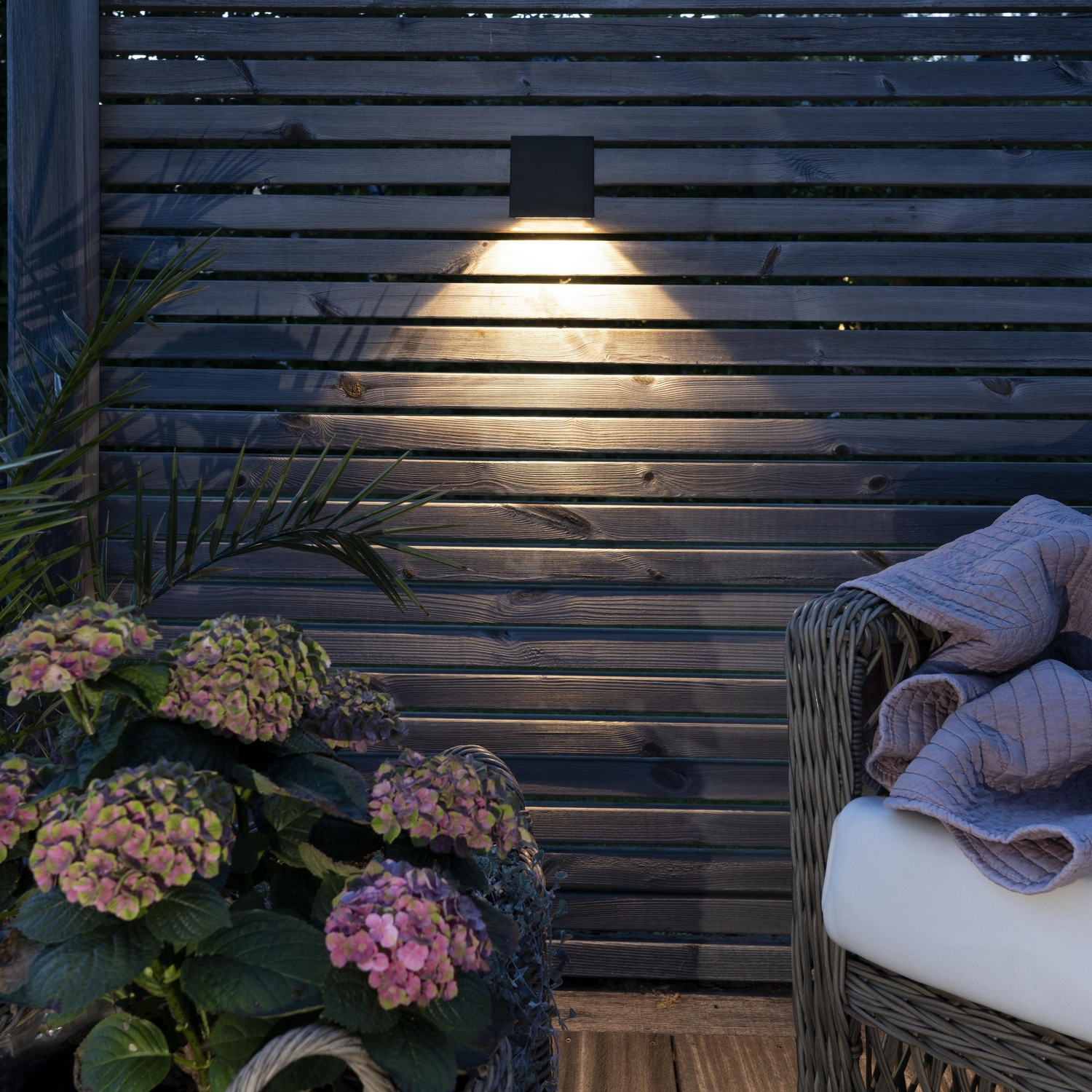 Solcells-vägglykta Star Trading Wally Cube Twilight