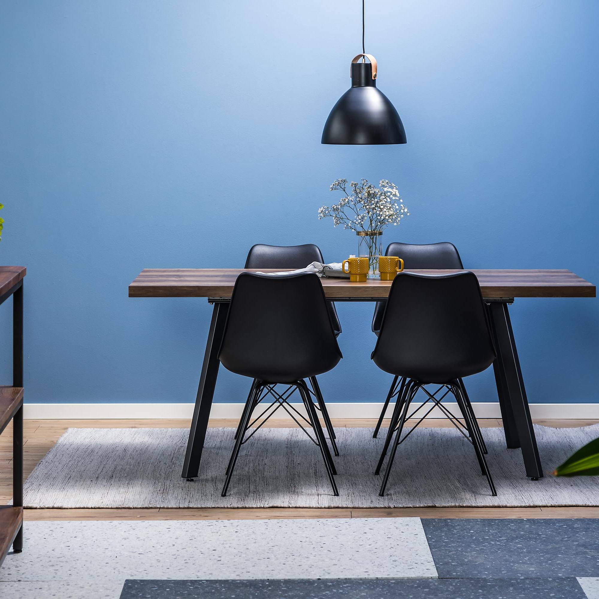 Matgrupp Basic Home Marcelen Rektangulärt Matbord 140-180 cm Förlängningsbart med 4 ShellMatstol Grå/Svart/Natur