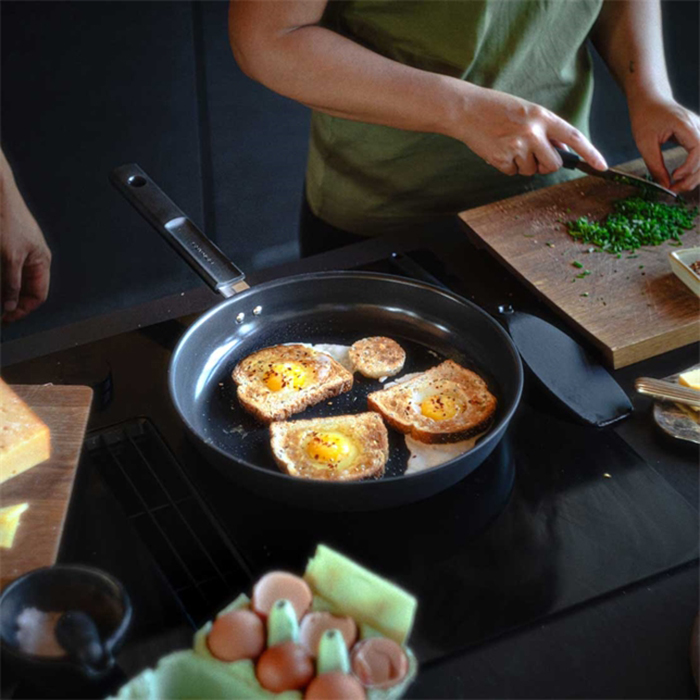 Stekpanna Fiskars Hard Face 30 cm Med Non-Stick Beläggning och Silikonlock