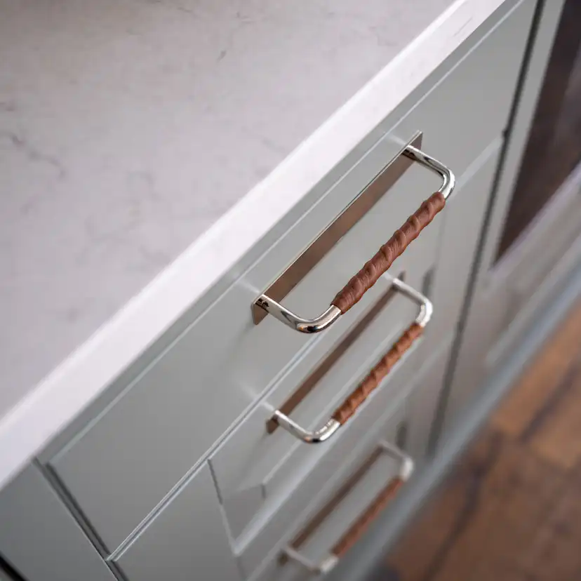 Handtag Royal Deluxe 128x7 förnicklad-brun Krom