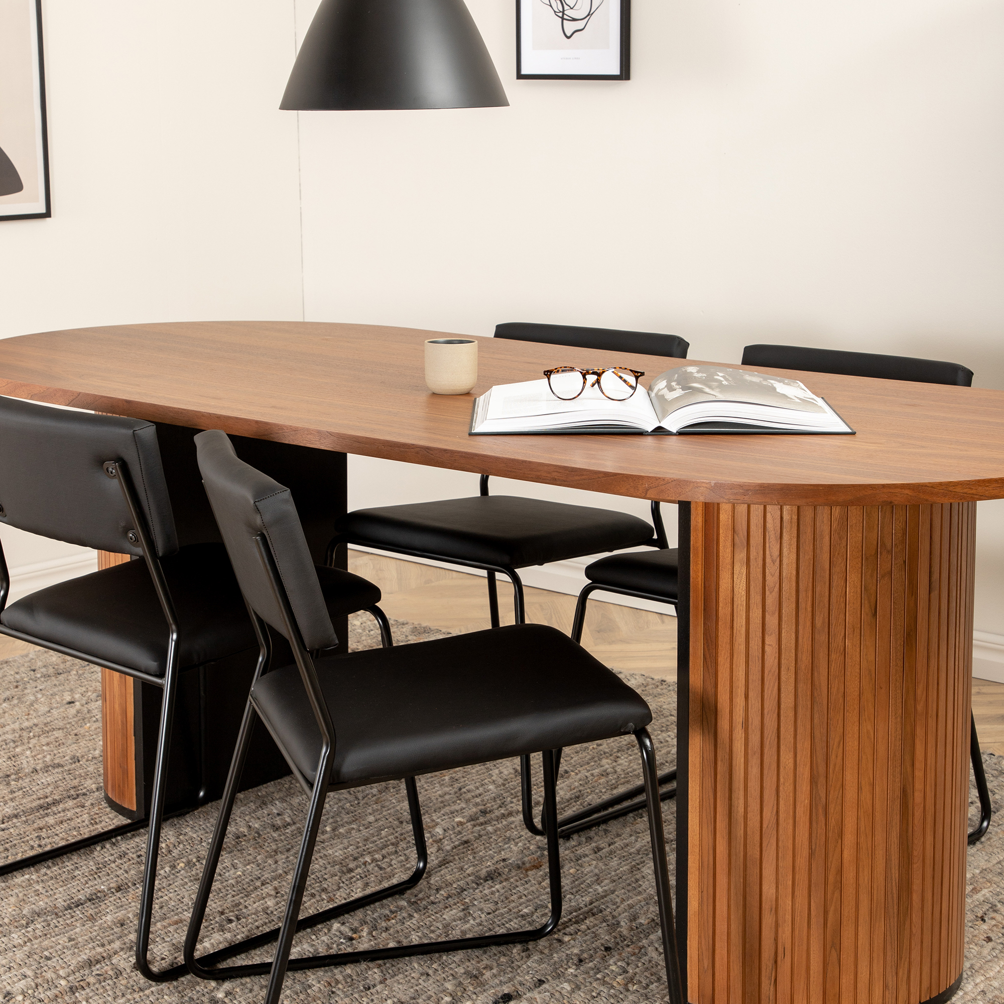 Matgrupp Venture Home Bianca Valnöt med 4 Kungshamn Stolar Konstläder