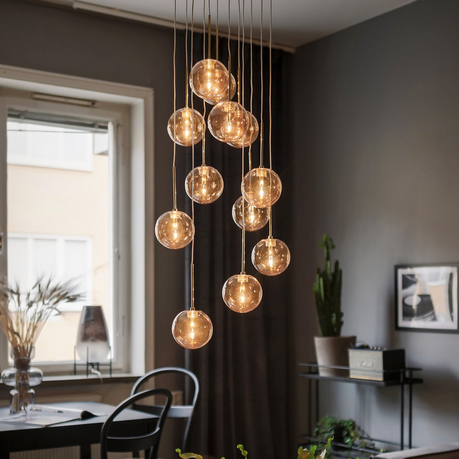 Taklampa Globen Lighting Skyfall Amber