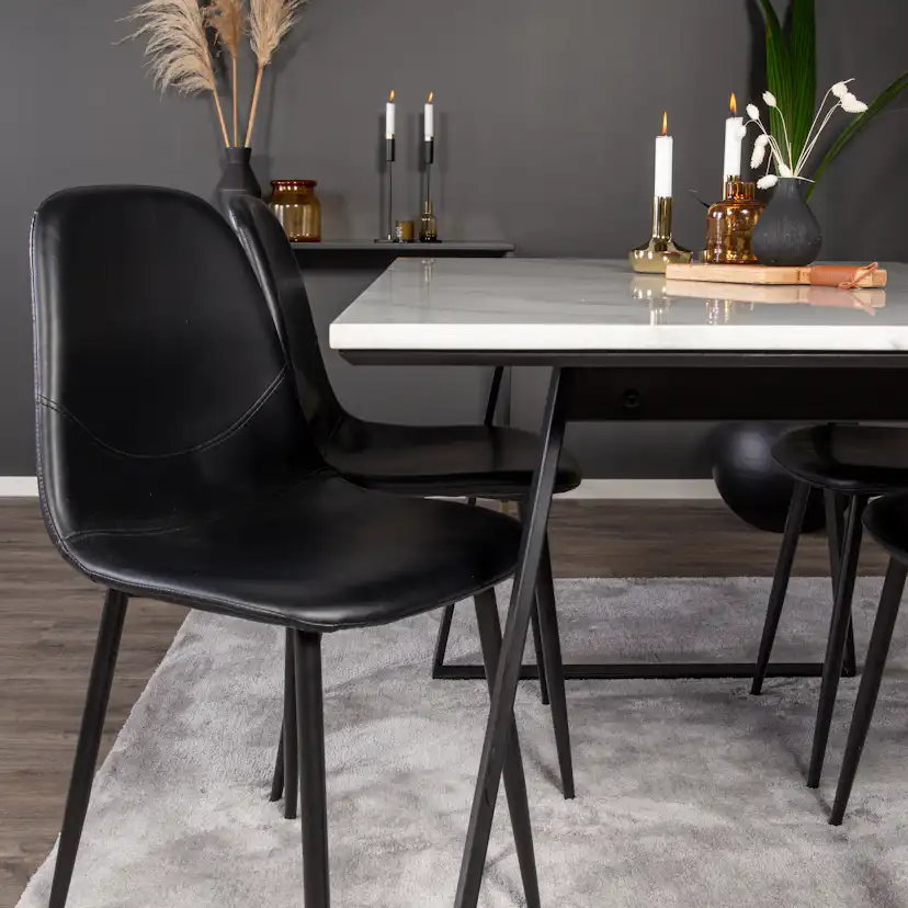 Matgrupp Venture Home Estelle 140 med 4 Pobbie Stolar Läder