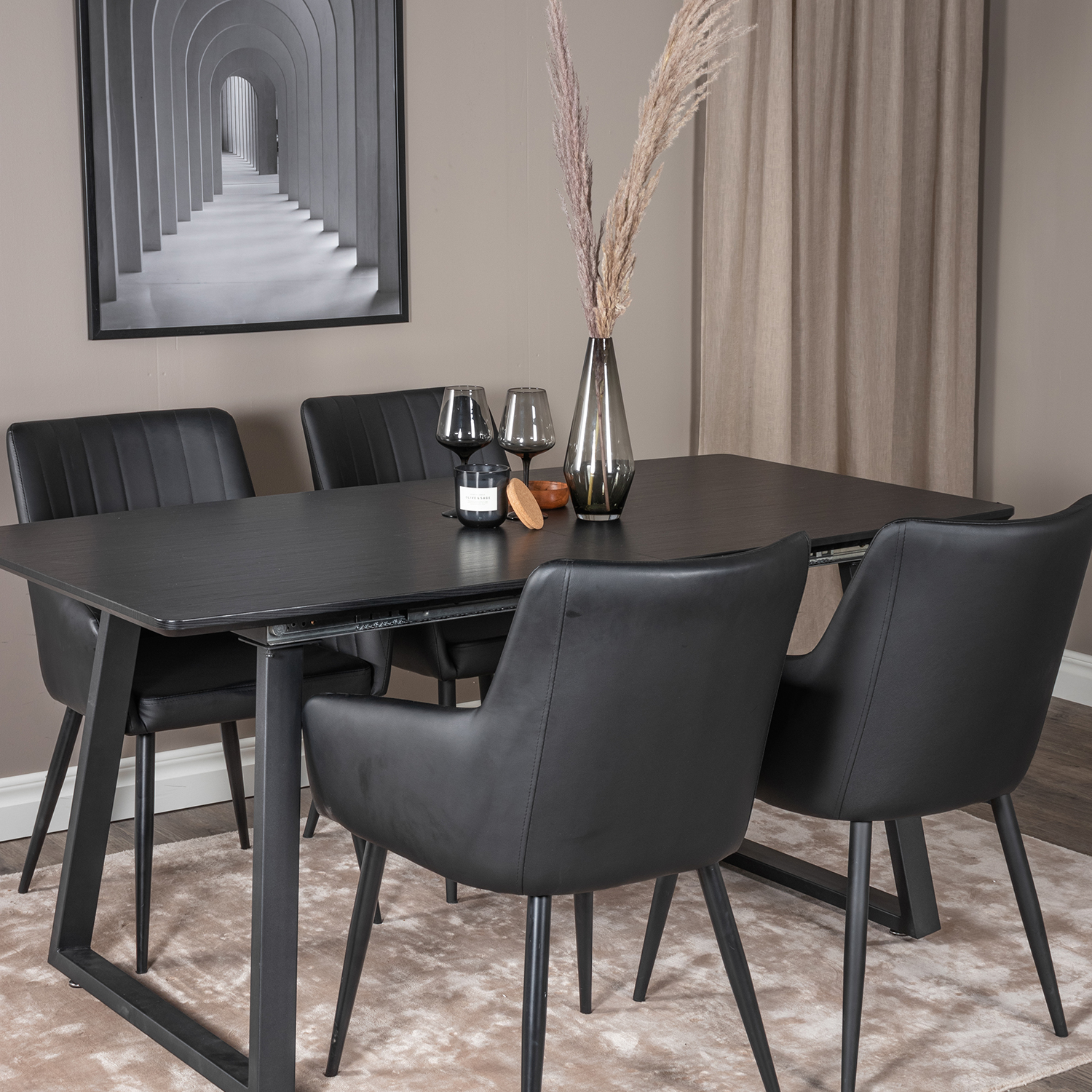 Matgrupp Venture Home Ina1 med 4 Corina Stolar Konstläder