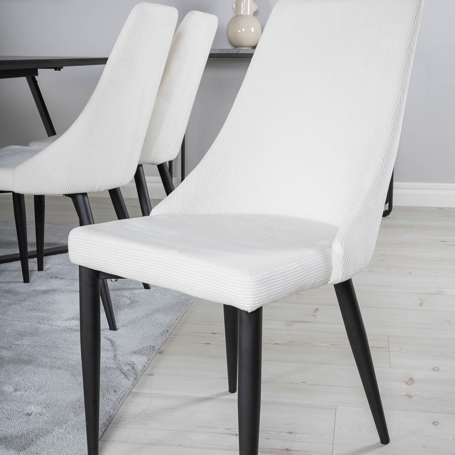 Marina Table - Black top /Leone Chair - Beige / Black_6 Svart/Beige