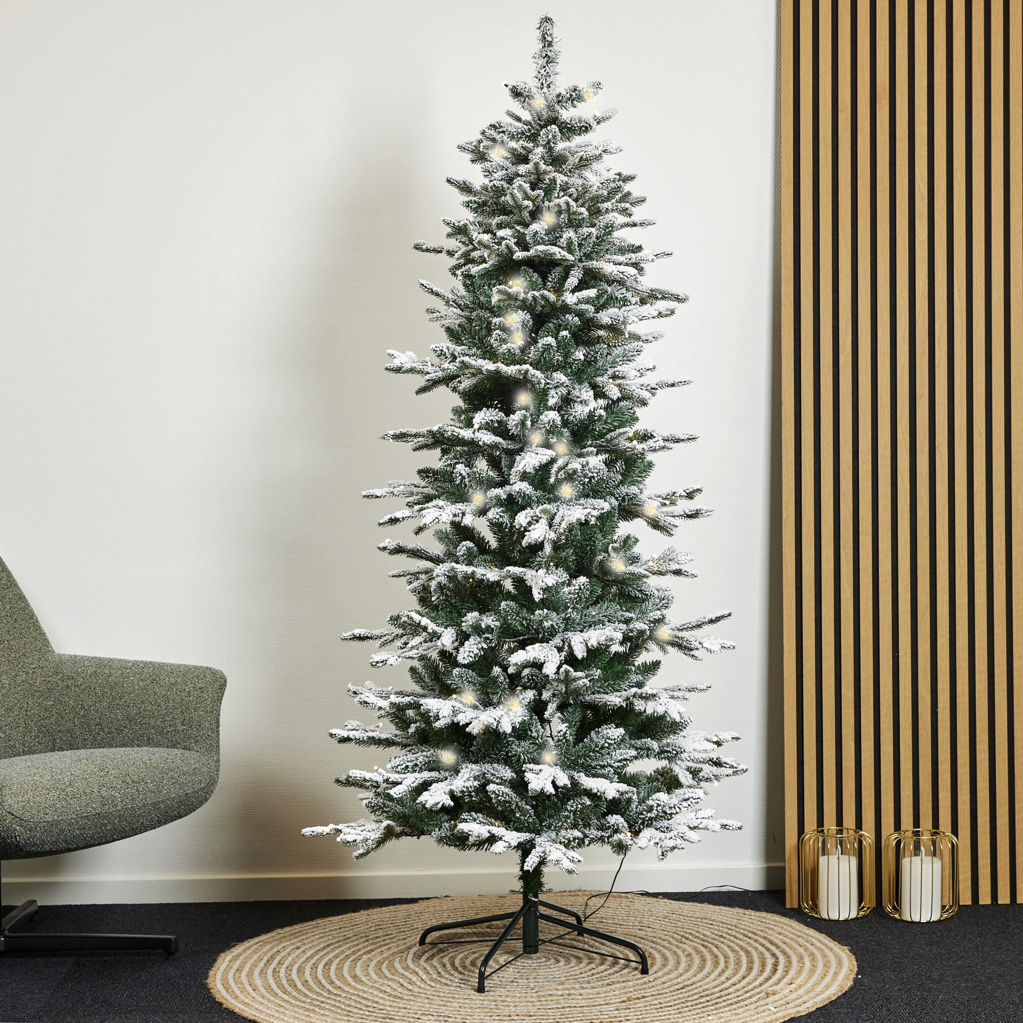 Plastgran Nordic Winter Smal Julgran med Snö 180x86 cm med LED-Belysning